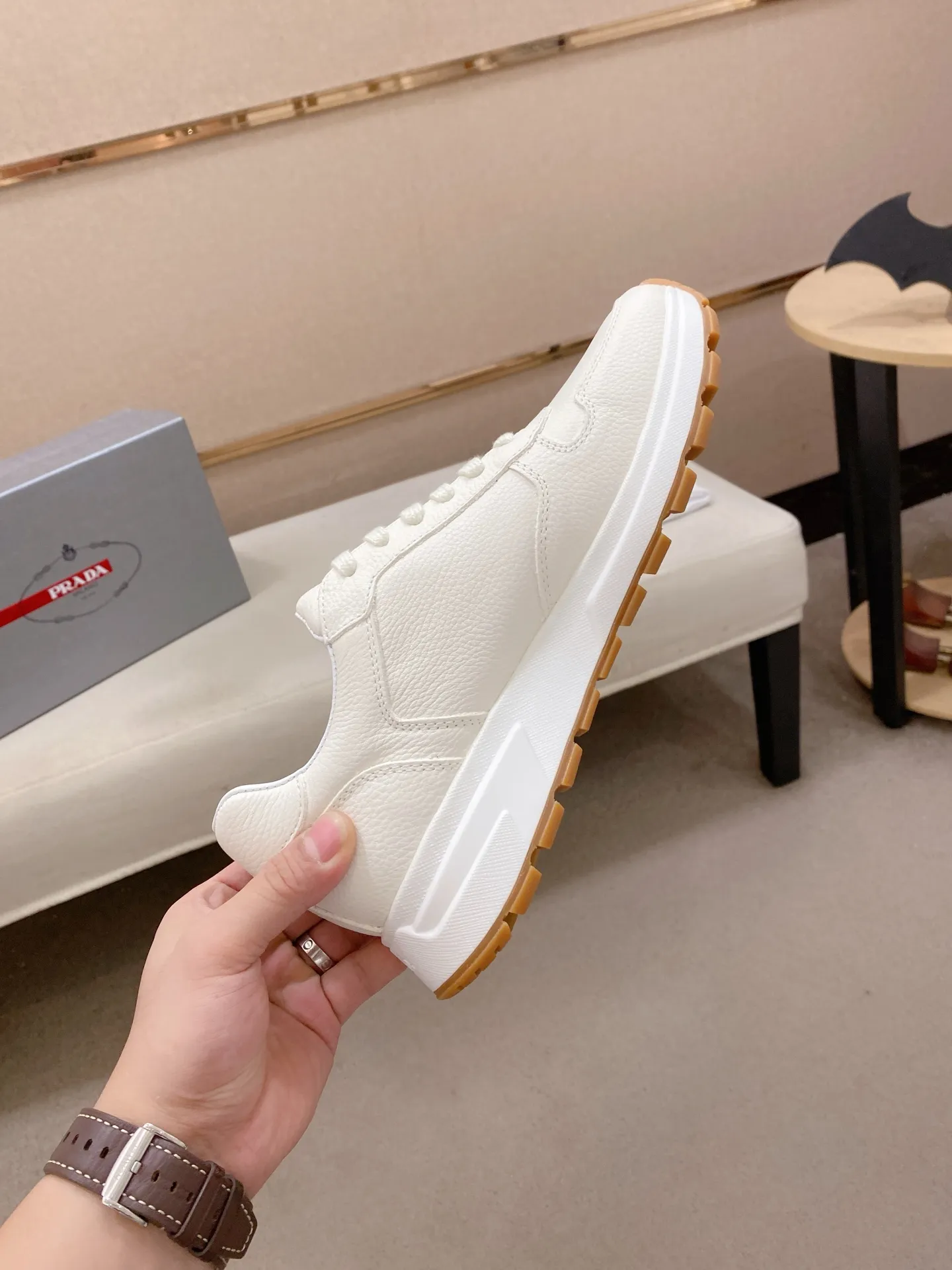 Factory price 560💰(High version) New Prada (Prada) high-top counters are on the market at the same time, new men's shoes, 😘fabrics are selected from waterproof technical cloth. First layer cowhide lining. 👍🏿Original molded anti-slip rubber outsole, with exquisite lines, simple and elegant, comfortable and high-end for leisure travel. Number of yards: 38 to 44. (Can be customized for 45.46.)
